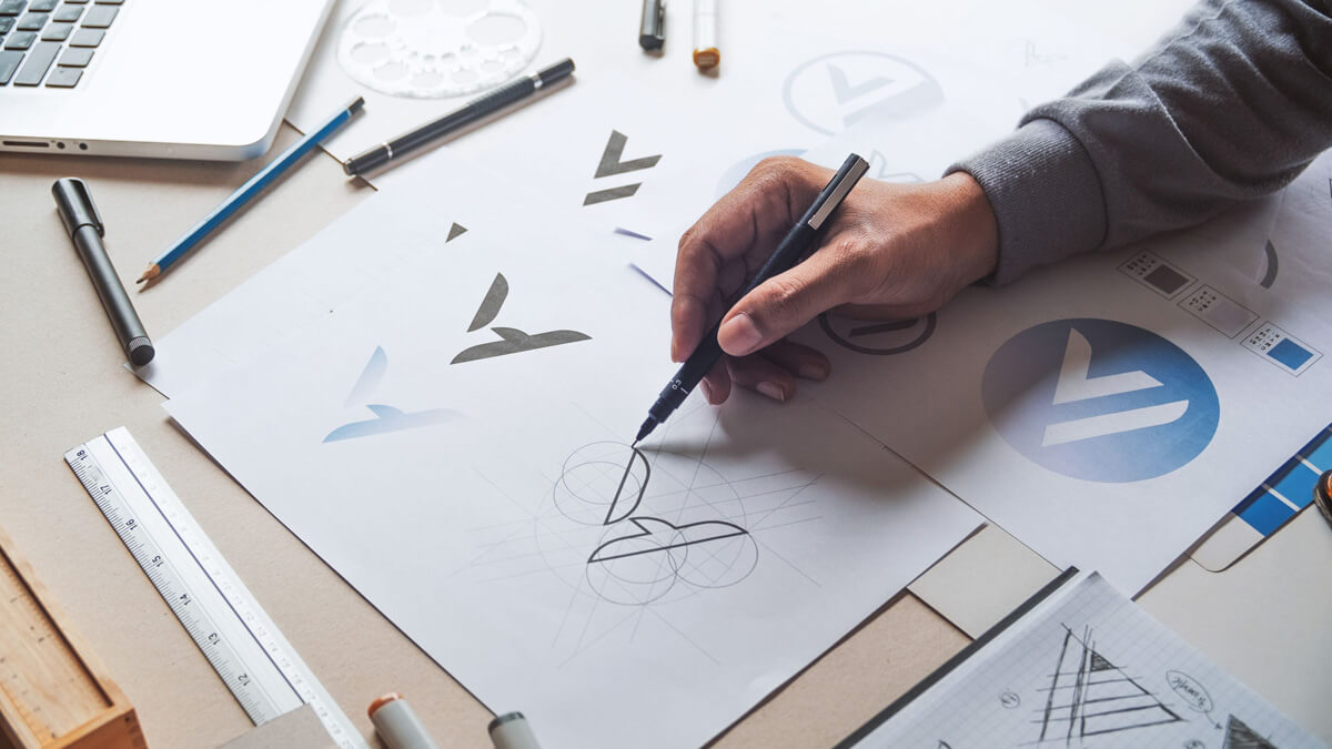designer fazendo esboços de uma criação de logo
