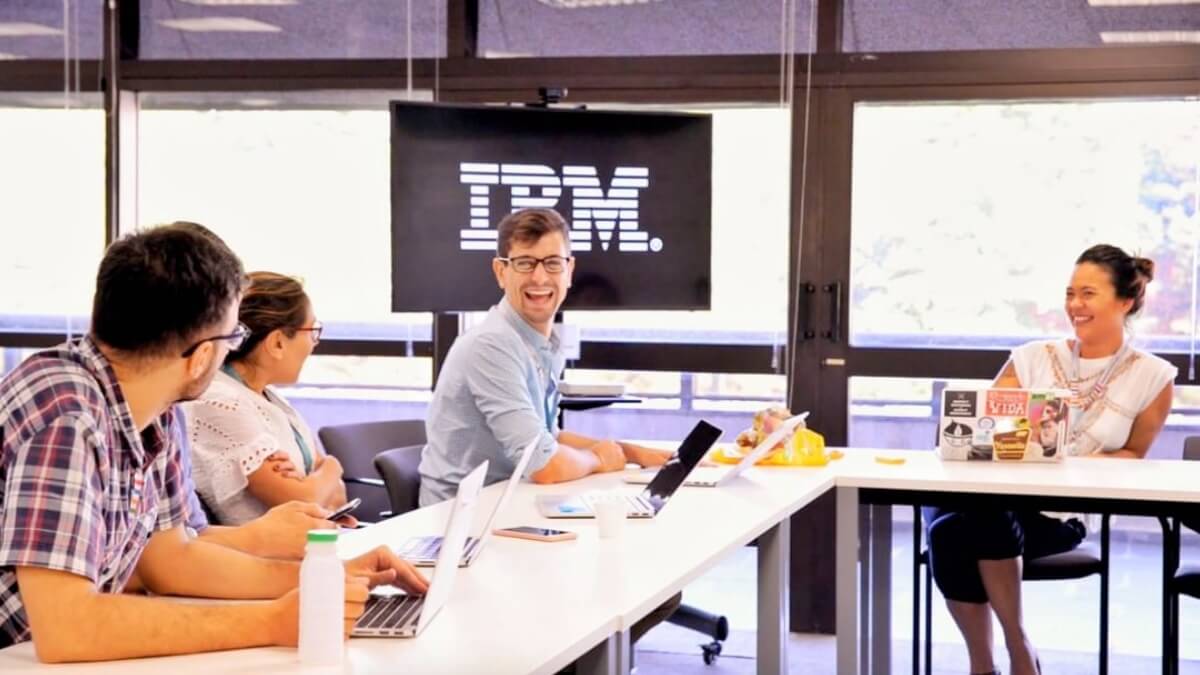 funcionários em escritório da IBM